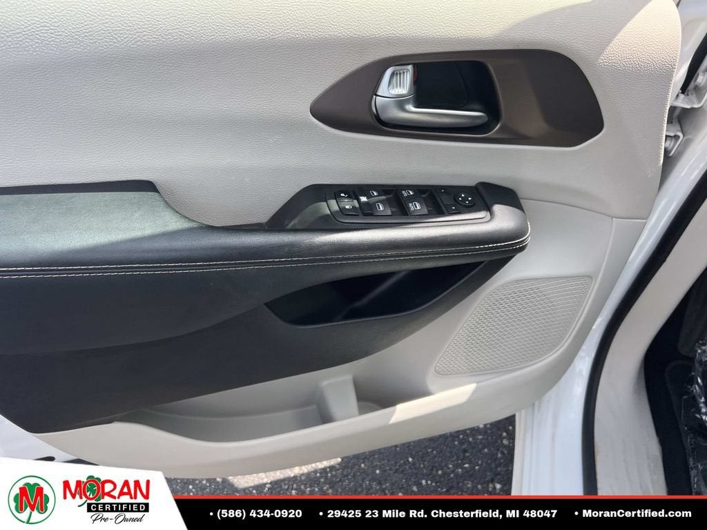 2022 Chrysler Voyager LX